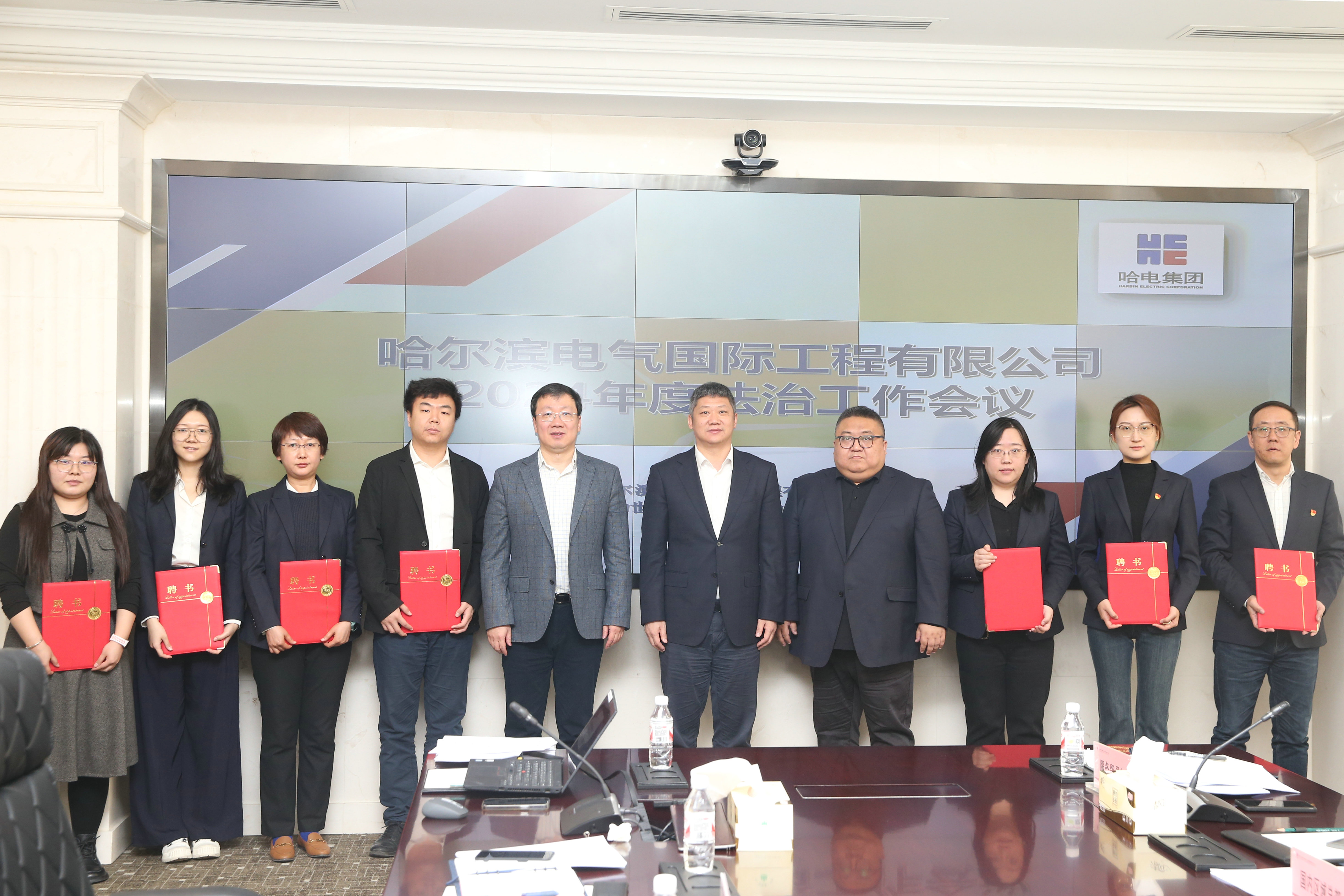 尊龙凯时国际为部分重点部分执法照料揭晓聘书.jpg 尊龙凯时国际为部分重点部分执法照料揭晓聘书.jpg